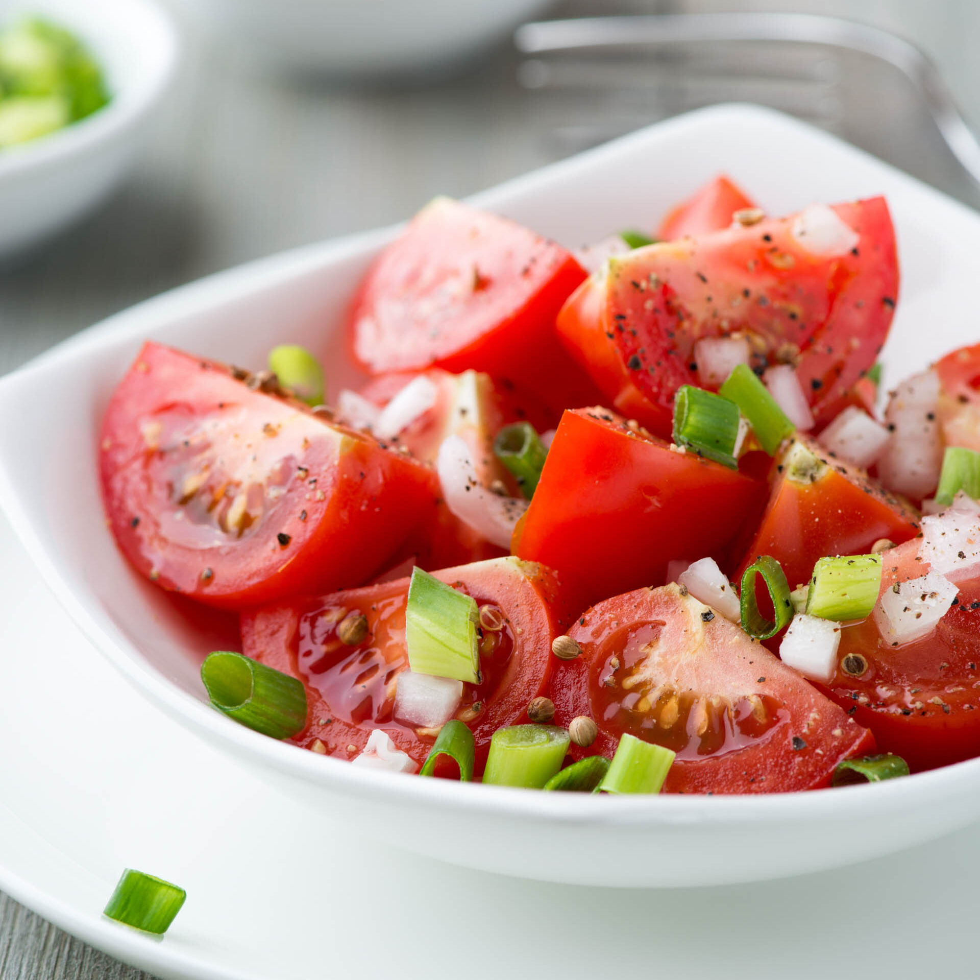 Frischer Tomatensalat mit Frühlingszwiebeln