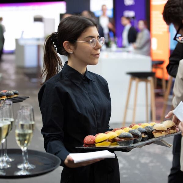 Flying Fingerfood mit Sekt und Brötchen