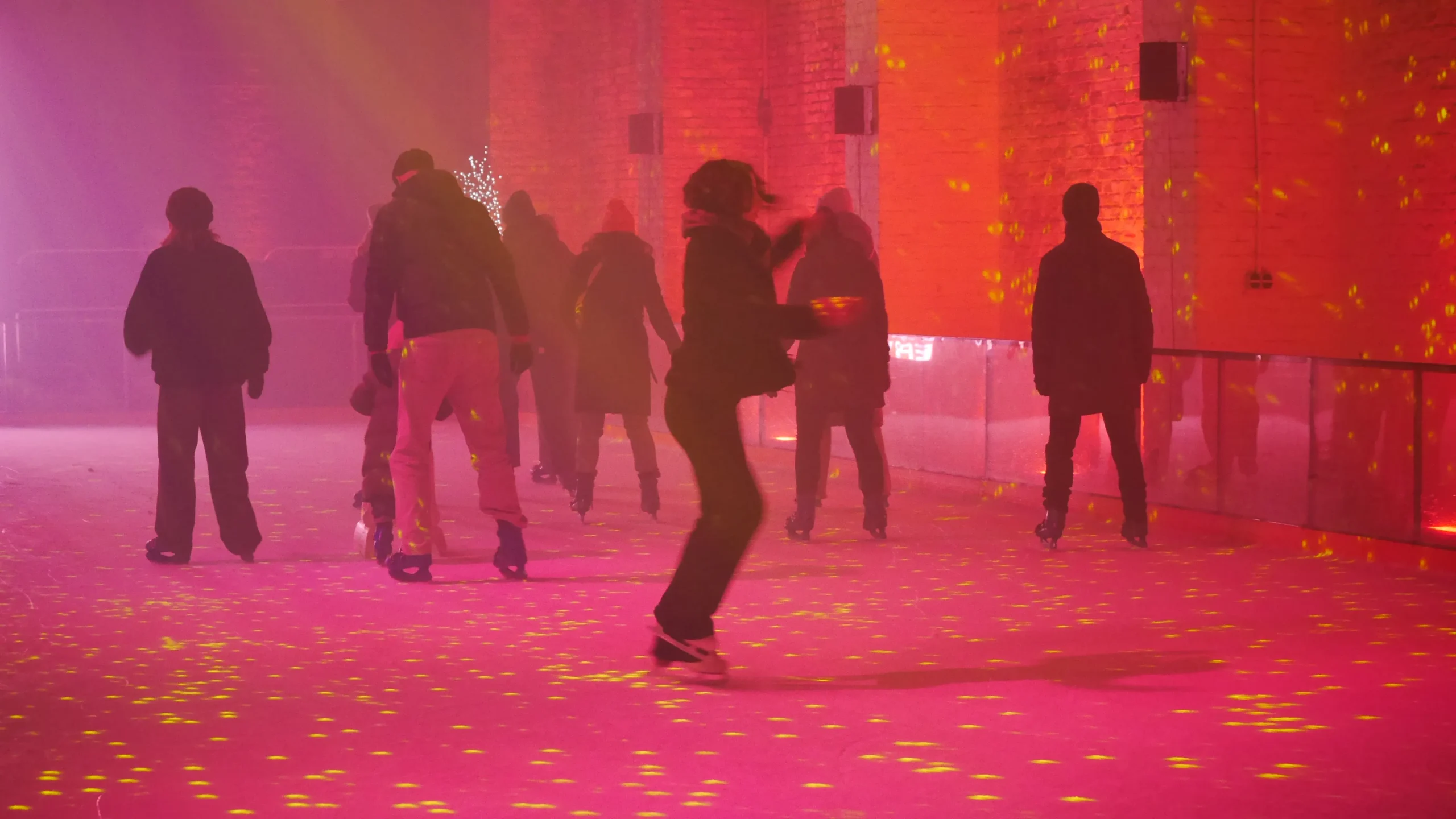 Indoor-Schlittschuhbahn im Winterquartier Friedrichshain
